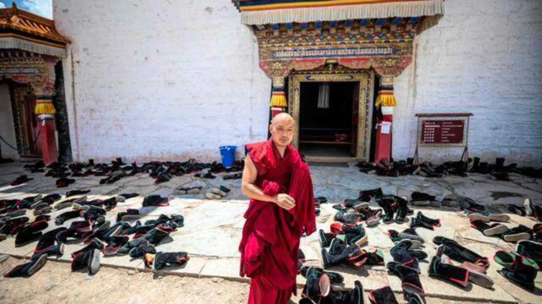 monje tibetano camina en el monasterio